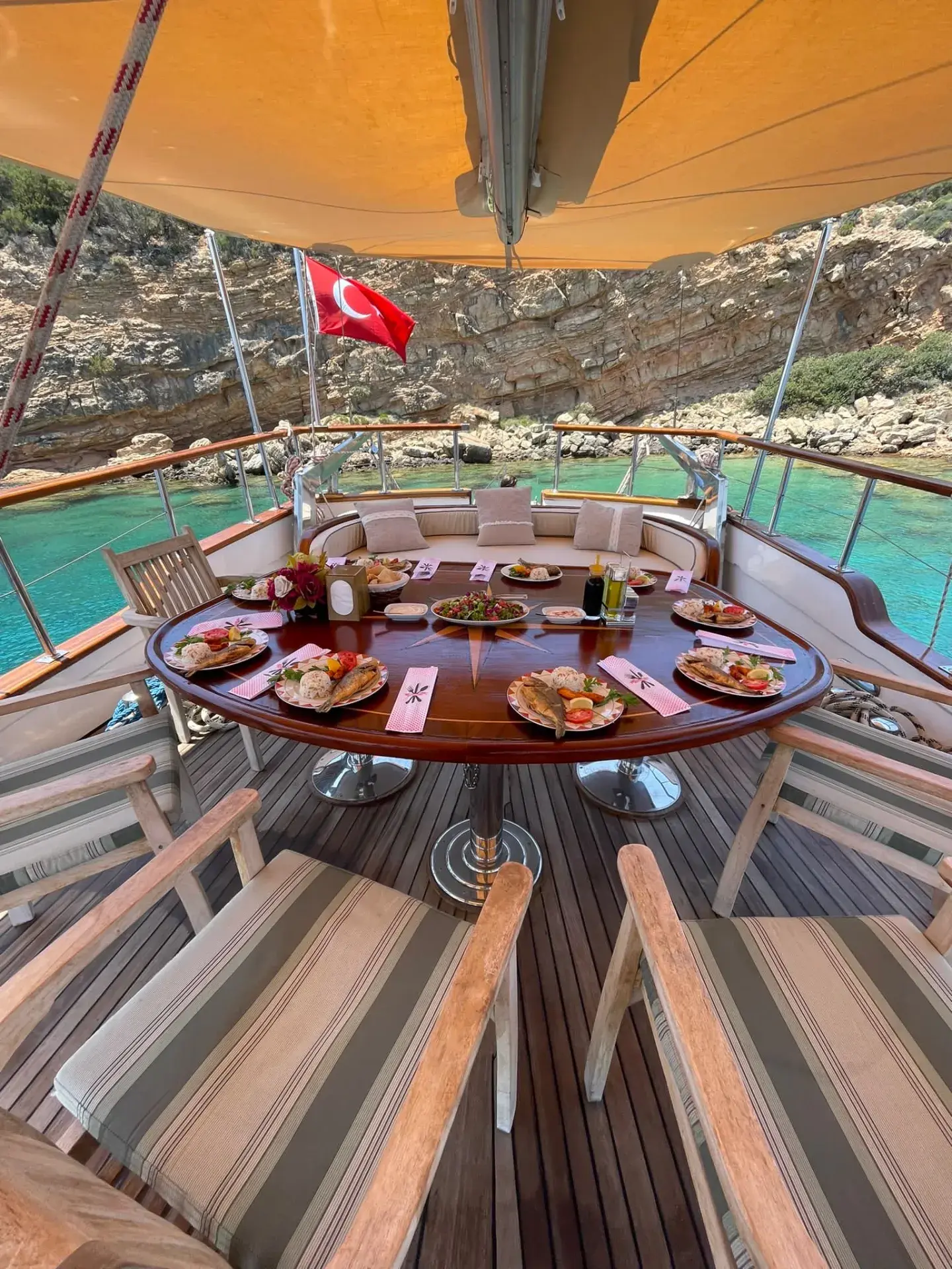 Castiel Gulet yemek alanı