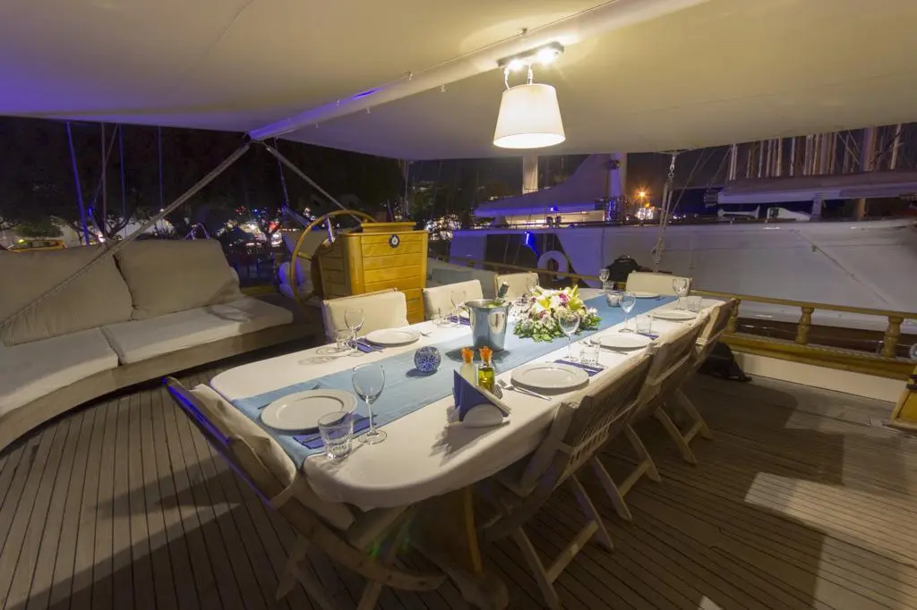 Karyalı gece güverte